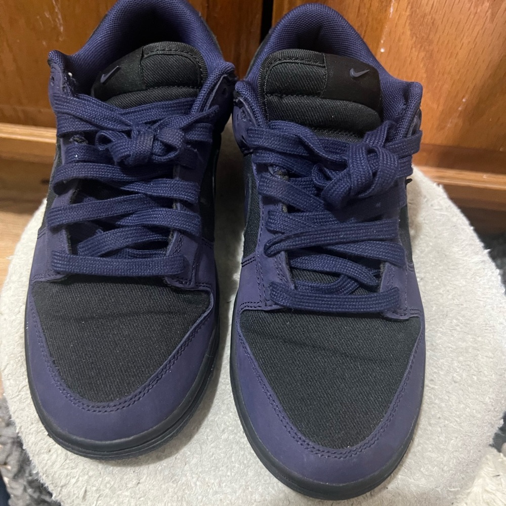 Nike women's purple and Black Sneakers
